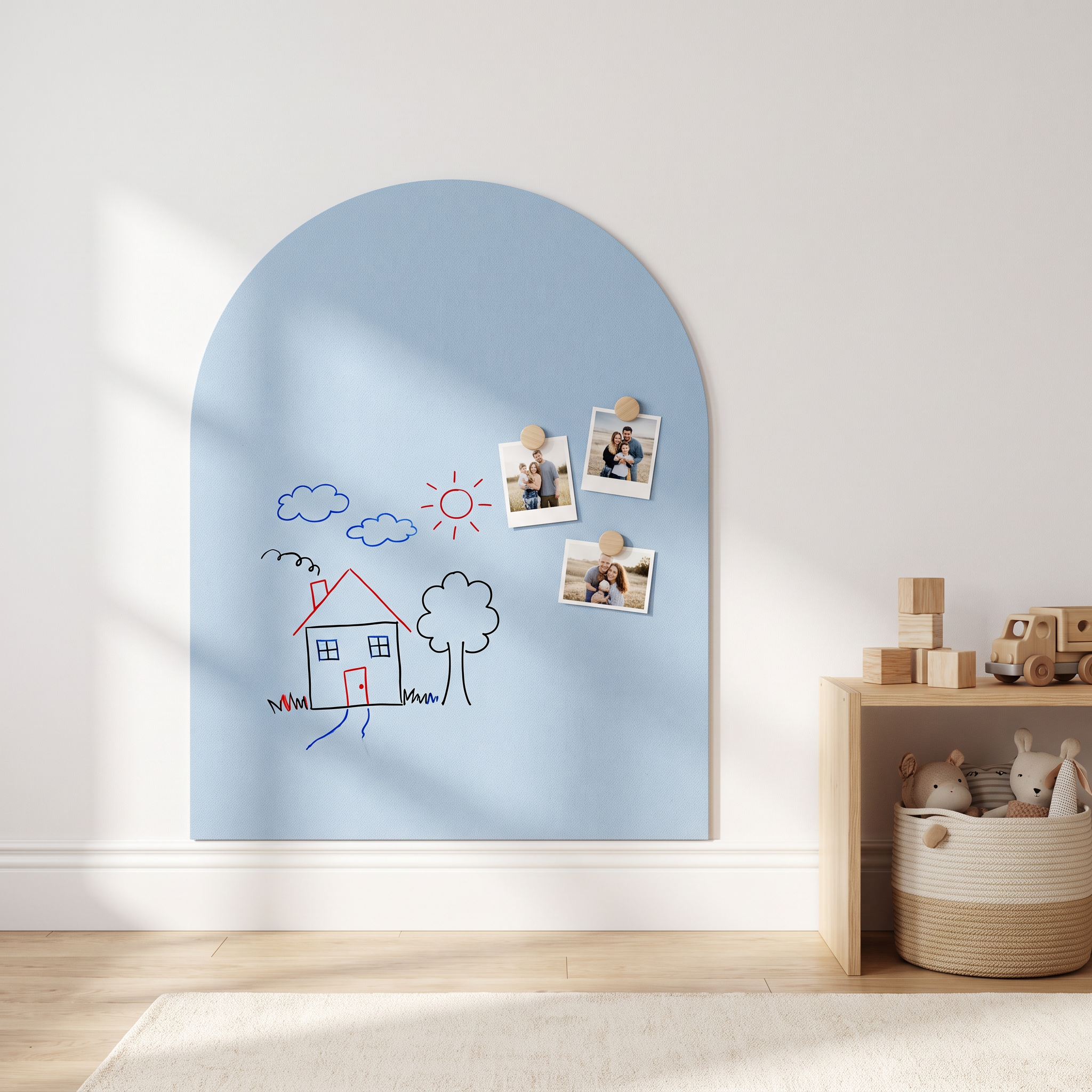 Fotos de familia sujetas con imanes y un dibujo con rotulador: dos superficies en el mismo arco